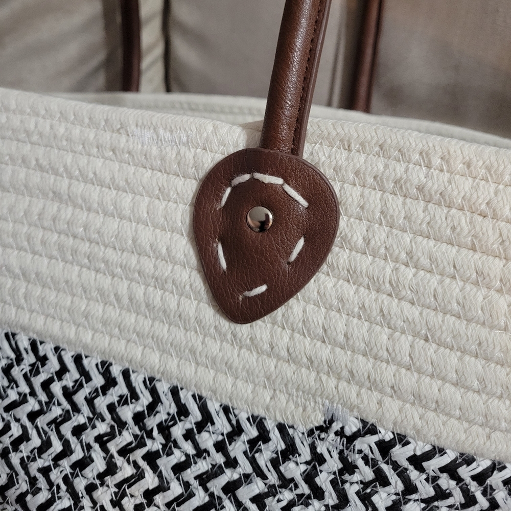 White and Black Market Bag - Picture 4 of 6